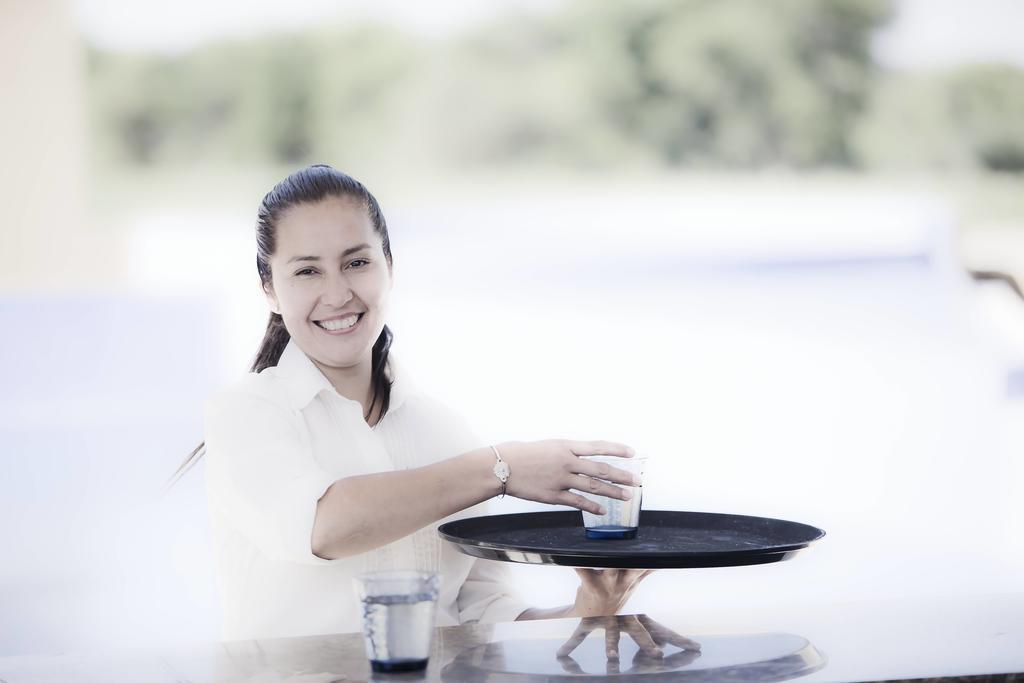 Hotel Grace Cafayate Zewnętrze zdjęcie A waitress at work