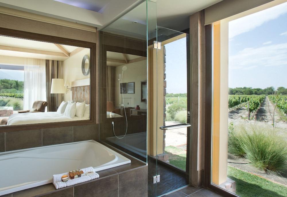 Hotel Grace Cafayate Zewnętrze zdjęcie A bathroom with a shower door